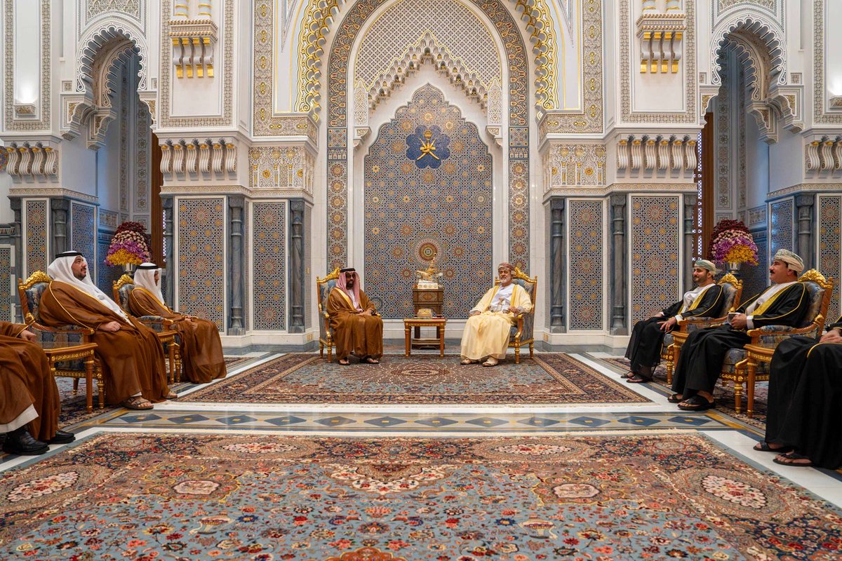 FMofOman's tweet photo. 📸 | استقبل حضرة صاحب الجلالة السلطان هيثم بن طارق المعظم - حفظه الله ورعاه - صب��اح اليوم بقصر البركة العامر، سمو الشيخ طحنون بن زايد آل نهيان، نائب حاكم إمارة أبوظبي مستشار الأمن الوطني بدولة الإمارات العربية المتحدة الشقيقة.

جرى خلال المقابلة بحث عددٍ من الموضوعات التي تهمّ البلدين الشقيقين على مختلف الأصعدة، بما يخدم المصالح والتطلعات المشتركة، علاوةً على تبادل الآراء حول التطورات المتسارعة في المنطقة، وسبل تحقيق التهدئة وخفض التوترات، عبر الطرق الدبلوماسية المتوازنة وتكثيف التنسيق والتشاور؛ بما يكفل حماية مصالح الدول وأمنها.