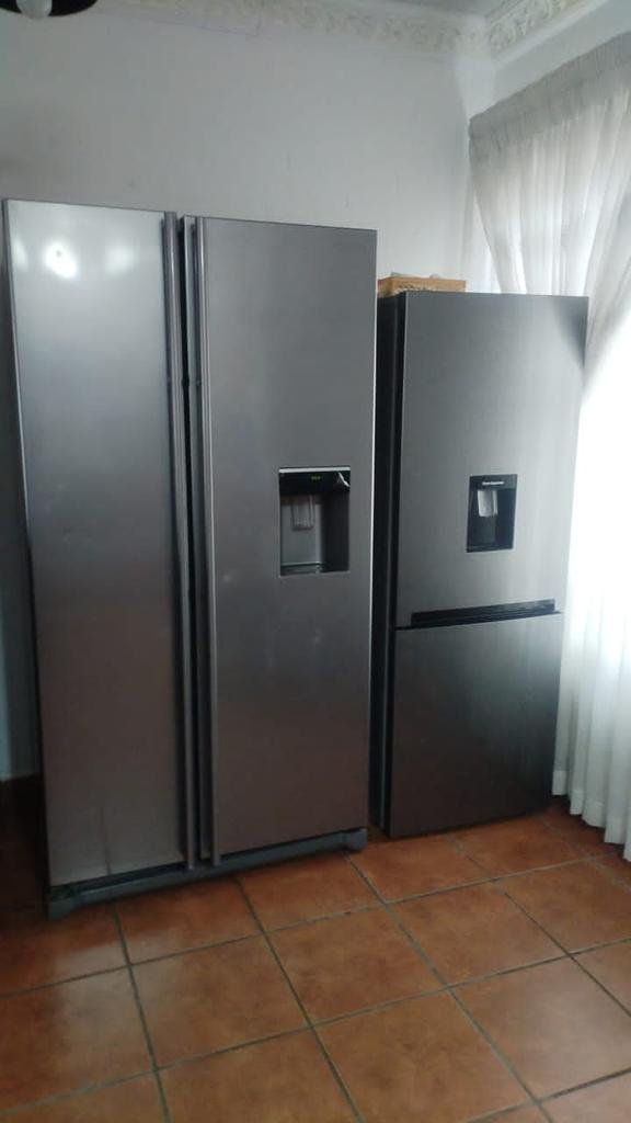 VMusinachirevo's tweet photo. Pandakapedza course yangu ye REFRIGERATION &amp; AIRCONDITIONING end of 2005 ndakamboshanda ku abatior and every Friday taipuhwa 10 kgs of meat.
Then pamba pandairoja I was the only bachelor out of 5 families, haa zviya zvana RUNYOKA/RUKAHO dzingori ngano dziya. https://t.co/mx2cyfOjED