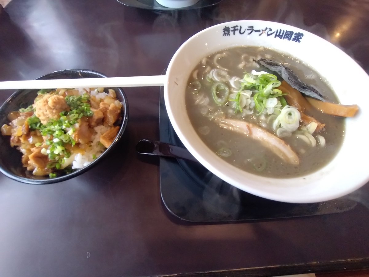 UmaimonH36303's tweet photo. ガツンと響く極濃煮干し豚骨スープが絶品…！
濃厚な旨味が太麺に絡みつき、爽やかな山わさびチャーシュー丼との相性も最高だったよ🍜✨
みんなの推し麺も教えてほしい！👍
​#煮干しラーメン山岡家
#飯テロ
#ラーメン
#荒川沖 https://t.co/JWiMYTnUXw