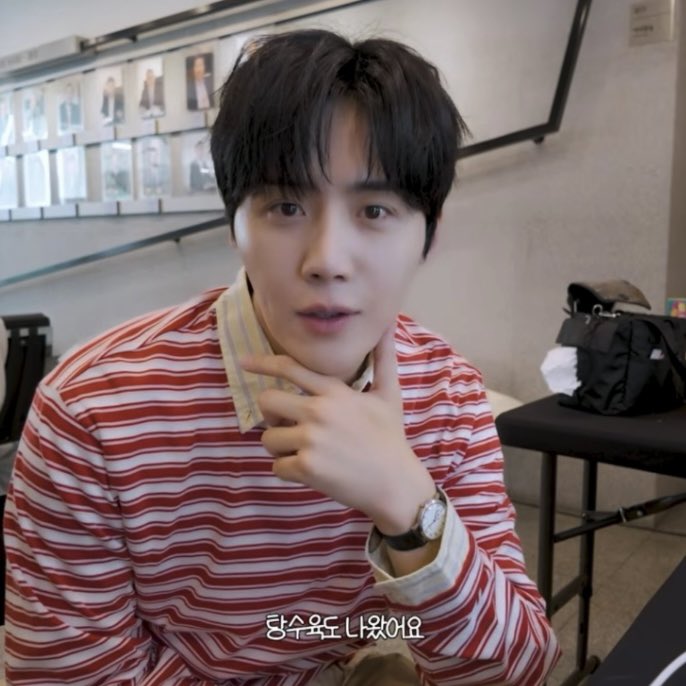 tteonbbo's tweet photo. 아 ㅜ 식사무새 ㅜㅜ 
머리 반깐 ㅁㅊ다 ❤️❤️❤️❤️ https://t.co/ViLIU6whWu