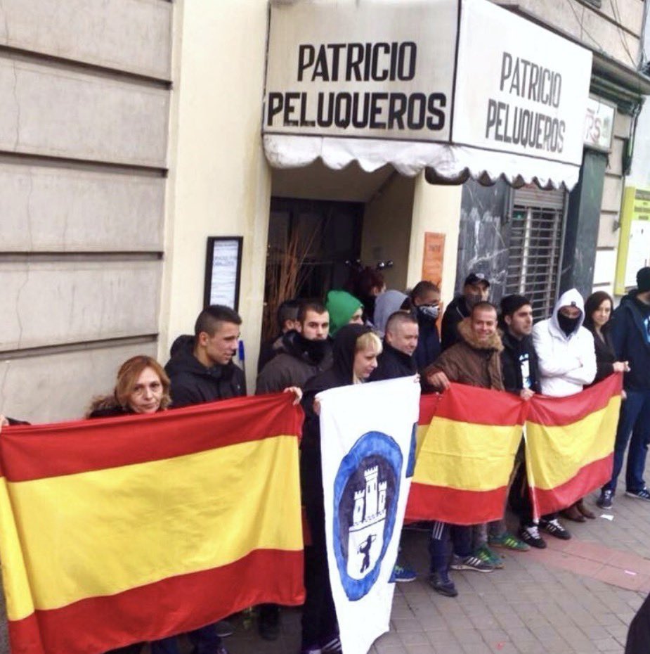 samuraioccident's tweet photo. 📸 El Hogar Social Madrid intentando parar un desahucio de un negocio local, tal y como hizo en pisos de españoles necesitados, eso cuando no les acogía directamente en edificios que el Estado había abandonado.

El “fascismo español” o como se le quiera llamar, tiene muchísimos problemas teóricos y prácticos, pero ha hecho más por españoles en situaciones precarias de lo que jamás has hecho y harás tú. 

Puedes subir doscientos vídeos, pero serás siempre un “intelectual” de salón incapaz de articular un movimiento real en la calle por tus nulas habilidades sociales y tu arrogancia.