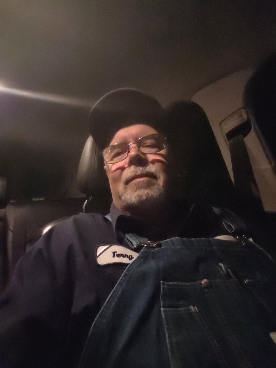 QTt96wLSrlWpH9D's tweet photo. Truck driver from Canada🇨🇦 https://t.co/EORKvY03RG