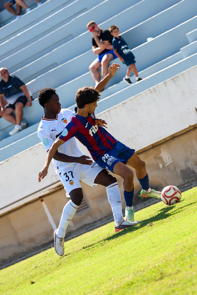 udpoblense's tweet photo. Rafel Garcรญa jugador del JUVENIL A va disputar minuts el darrer partit contra el @Academia_VCF ๐
#OrgullPobler #MesQueMai https://t.co/C7PkK8HBfI