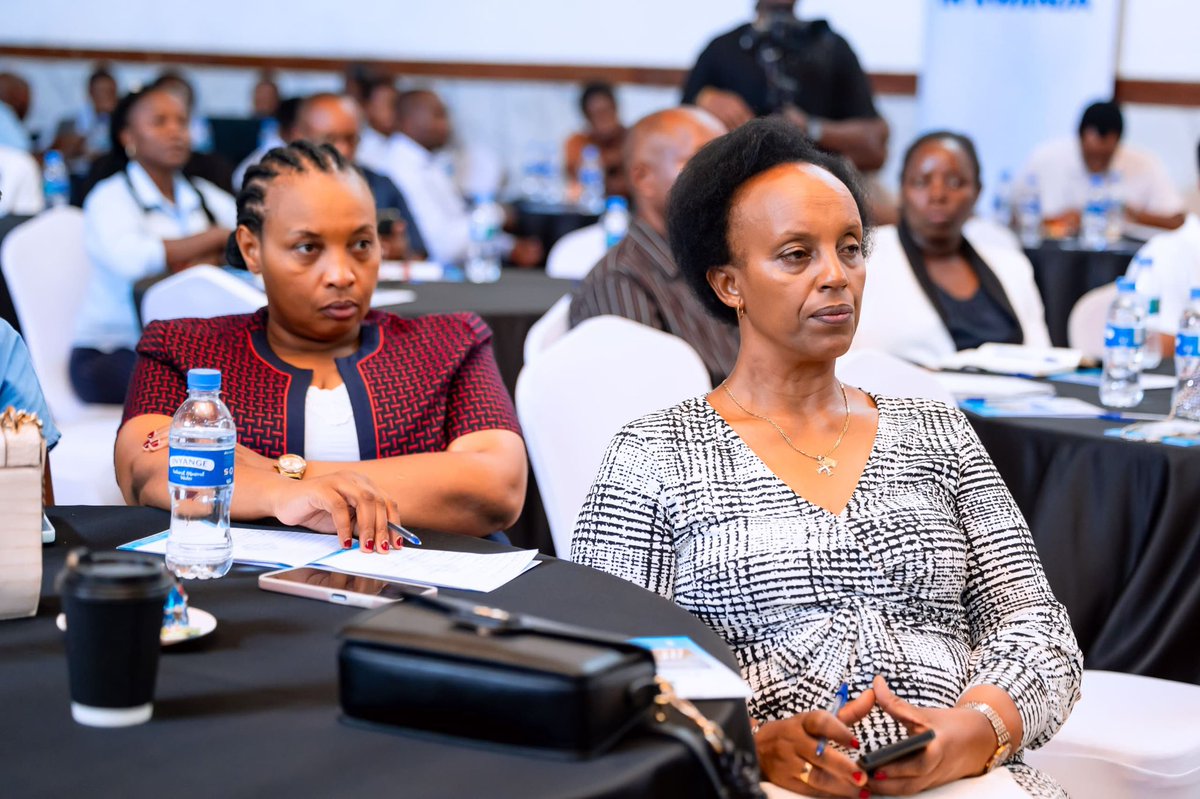 kigalitoday's tweet photo. Umuyobozi Mukuru wa Kaminuza y’u Rwanda (UR), Prof. Kayihura Muganga Didas, yavuze ko ubushobozi bw’Akarere ka Huye bwo kuba ahantu heza ho gushora imari buterwa no kuba ari igicumbi gitanga umusanzu mu bumenyi n’ubushakashatsi.

Yabivuze mu kiganiro cyari gifite insanganyamatsiko igira iti “Positioning Huye as an Ideal Destination for Investment”, cyateguwe mu byatanzwe mu ihuriro ry'Ishoramari mu Karere ka Huye (Huye Investment Forum).

Dr. Kayihura yavuze ko ubufatanye hagati ya Kaminuza, abashakashatsi, abikorera n’abafatanyabikorwa mu ikoranabuhanga bushobora gufasha guhindura ubushakashatsi n’udushya ibisubizo bifatika byagira uruhare mu kuzamura ubukungu.

Yashimangiye ko guteza imbere ubumenyi n’ubushobozi bw’abaturage, gukoresha ikoranabuhanga harimo n’ubwenge buhangano (AI), ndetse n'ibikorwa by'iterambere rirambye, ari ingenzi mu kurema amahirwe mashya no gukomeza gushimangira umwanya w'Akarere ka Huye nk’ihuriro ry’ishoramari n’udushya.