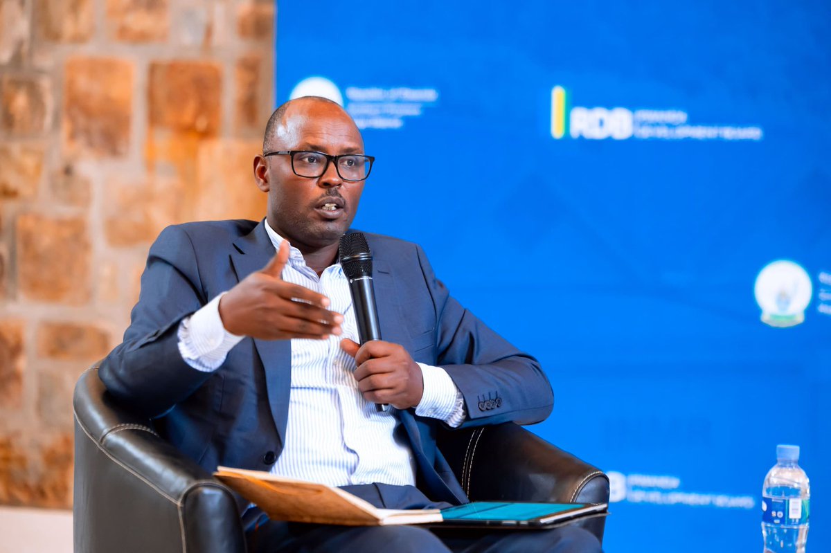 kigalitoday's tweet photo. Umuyobozi Mukuru wa Kaminuza y’u Rwanda (UR), Prof. Kayihura Muganga Didas, yavuze ko ubushobozi bw’Akarere ka Huye bwo kuba ahantu heza ho gushora imari buterwa no kuba ari igicumbi gitanga umusanzu mu bumenyi n’ubushakashatsi.

Yabivuze mu kiganiro cyari gifite insanganyamatsiko igira iti “Positioning Huye as an Ideal Destination for Investment”, cyateguwe mu byatanzwe mu ihuriro ry'Ishoramari mu Karere ka Huye (Huye Investment Forum).

Dr. Kayihura yavuze ko ubufatanye hagati ya Kaminuza, abashakashatsi, abikorera n’abafatanyabikorwa mu ikoranabuhanga bushobora gufasha guhindura ubushakashatsi n’udushya ibisubizo bifatika byagira uruhare mu kuzamura ubukungu.

Yashimangiye ko guteza imbere ubumenyi n’ubushobozi bw’abaturage, gukoresha ikoranabuhanga harimo n’ubwenge buhangano (AI), ndetse n'ibikorwa by'iterambere rirambye, ari ingenzi mu kurema amahirwe mashya no gukomeza gushimangira umwanya w'Akarere ka Huye nk’ihuriro ry’ishoramari n’udushya.