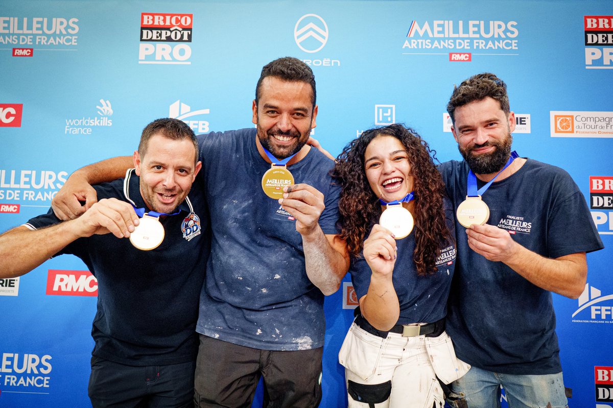 FFBatiment's tweet photo. [MEILLEURS ARTISANS DE FRANCE] Bravo aux Meilleurs Artisans de France 2026 ! 🎖️
Découvrez le palmarès ⬇️
Savanna Kerach : Peinture / Décoration
David Disdier : Plomberie / Chauffage
David Bross : Menuiserie
Pierre Ballaguy : Maçonnerie

Des épreuves exigeantes, de la précision, de la réflexion et des choix techniques au plus haut niveau : c'est ça, l'excellence de l'artisanat du bâtiment français.
Partenaire de ce concours Les Meilleurs Artisans, la FFB est fière de contribuer à mettre en lumière ces savoir-faire d'exception. Félicitations aux 4 lauréats et bravo à tous les finalistes pour leur parcours !
#LesMeilleursArtisansDeFrance #LMADF #ArtisanatFrançais #MadeInFrance #ConcoursArtisan #Batimat2026 @RMCInfo