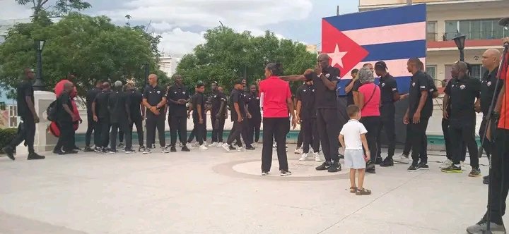 ValierRami9461's tweet photo. ABANDERAMIENTO DE LAS AVISPAS ⚾🐝

👉 Con la presencia de las máximas autoridades de la provincia, en la tarde de hoy quedó oficialmente abanderado el equipo de Santiago de Cuba que nos representará en la 65 Serie Nacional de Béisbol. 
📸 Avispas de#SantiagoDe Cuba. https://t.co/KGJ6dxxzUI