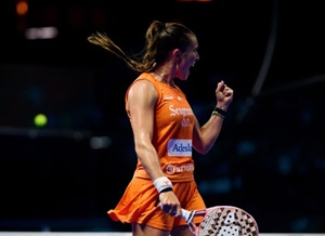 Elmedicoint's tweet photo. ENTREVISTA 🩺 La doctora que llegó a número 1 mundial del #pádel 🎾: "Mi cerebro no concibe el pádel sin la #medicina, ni la medicina sin el pádel".
Entrevistamos a Martita Ortega 👩‍⚕️
⬇️
https://t.co/ppZcY4SZUM https://t.co/6qeivVCGWN