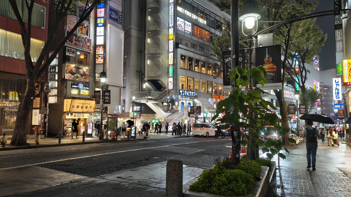 BreakthroughSSK's tweet photo. 最近のスマホはかなり高いので、買い替えるときは「自分に本当に必要な性能か」を見るようにしています。

arrows Alpha2は9万円台で、カメラもきれいで電池持ちもよく、microSDにも対応。 

添付の写真2枚（渋谷の夜景）は実機で撮影しました。（※FCNTより実機提供を受けています。） https://t.co/wcAY4l8rjG
