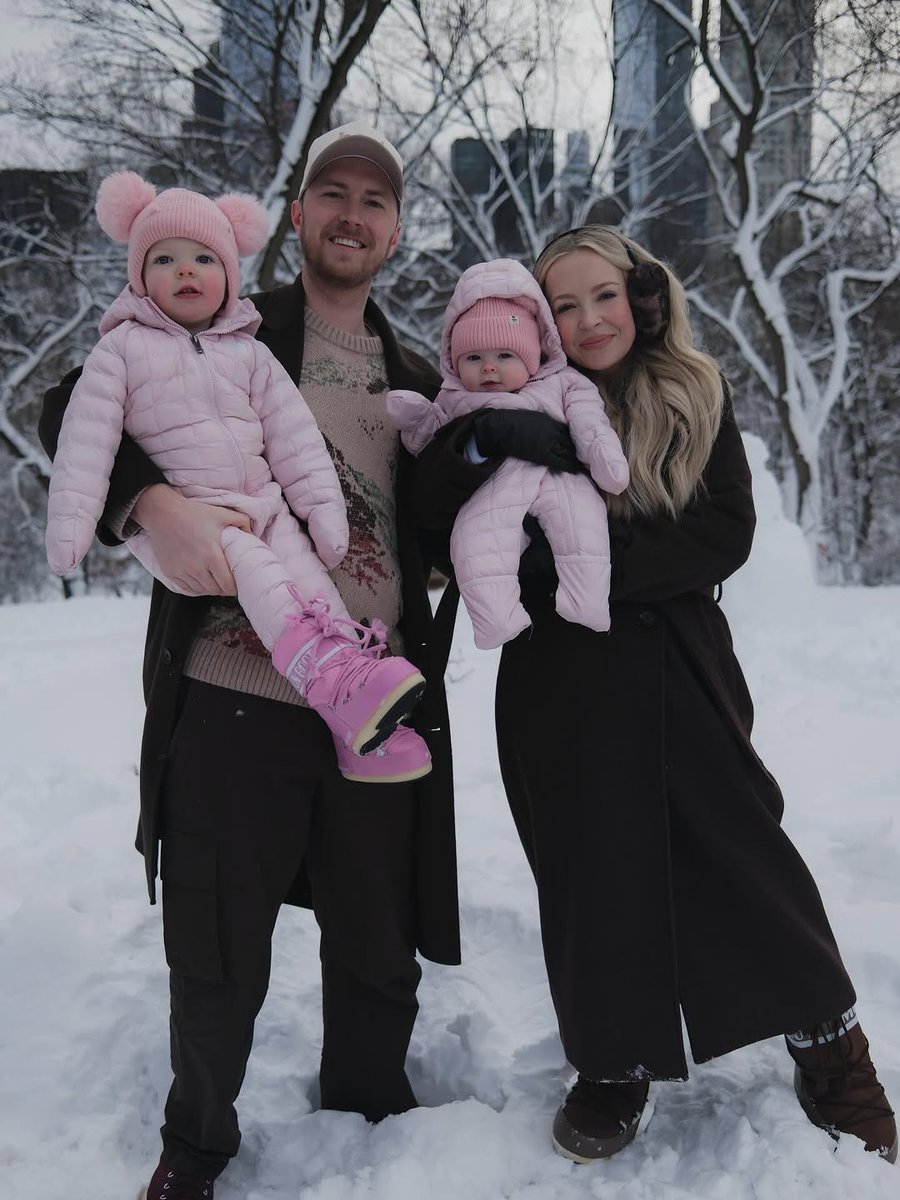 KellyHarpe65721's tweet photo. I never imagined I'd experience a blizzard in New York City! Two feet of snow fell overnight, leaving us a full day to play. It felt just like the childhood Christmas movies I used to watch; it was such a magical time. We picked up a sled from a loca... https://t.co/amwmchNDuQ