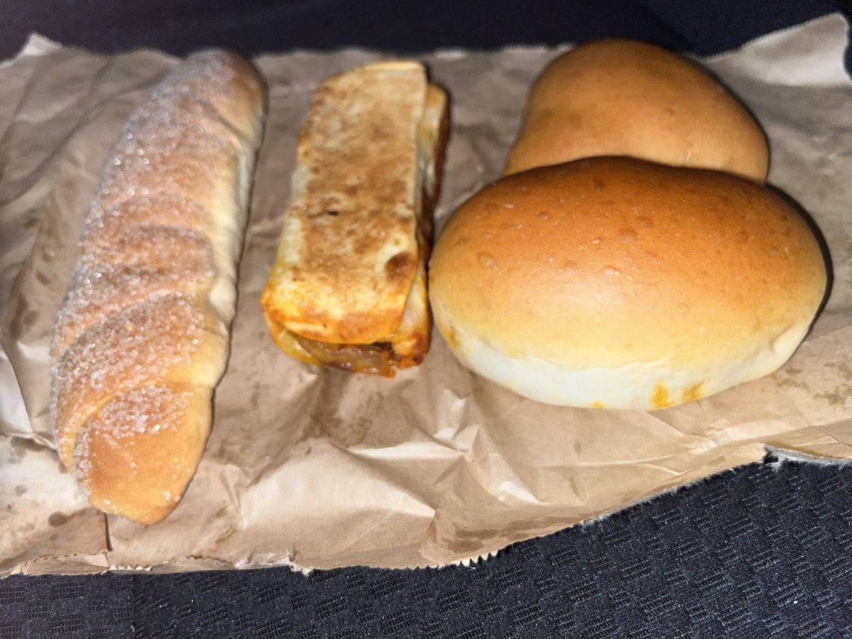 zigzagzigz73597's tweet photo. 厚木　Ceylon Bakers
食べ過ぎ注意報発令。 https://t.co/GAb45IZ5yk