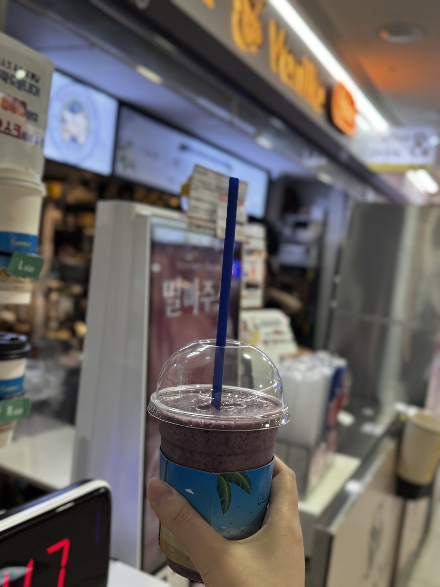 hamada_west49's tweet photo. 江南地下街のジュース屋さん！
いつも飲んでる❤️
ここ無脂肪乳やアーモンドミルクなど細かくキオスクで選べるからめちゃいい︎👍🏻
安くて提供も早いよ！#渡韓 #韓国 #美容整形 #渡韓整形 https://t.co/3dGVkx8Kqm