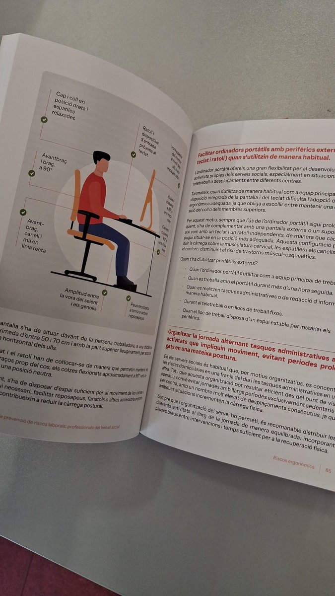 Seprascc's tweet photo. La @marti_roser , co direcció tècnica i socia de SePrA ha presentat la Guia PRL per a les professionals dels Serveis Socials de Catalunya impulsada per la 
@ugtcatalunya  i elaborada per diferents tècniques de la cooperativa. https://t.co/WKCQP5uEwp