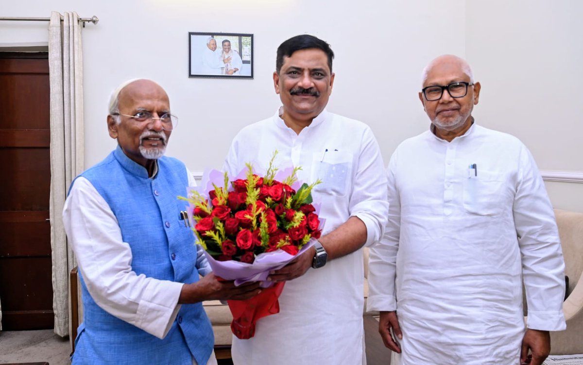 SanjayJhaBihar's tweet photo. पटना आवास पर आज जदयू के वरिष्ठ नेता, बिहार विधान परिषद् के माननीय कार्यकारी सभापति प्रो. (डॉ.) रामवचन राय जी का आगमन हुआ। उनके साथ शिष्टाचार मुलाकात में राज्यहित एवं जनहित से जुड़े कई महत्वपूर्ण मुद्दों पर सार्थक चर्चा हुई।

इस दौरान माननीय विधान पार्षद सह बिहार विधान परिषद् में सत्तारूढ़ दल के मुख्य सचेतक संजय कुमार सिंह उर्फ गांधीजी भी मौजूद थे।

@NitishKumar @Jduonline
