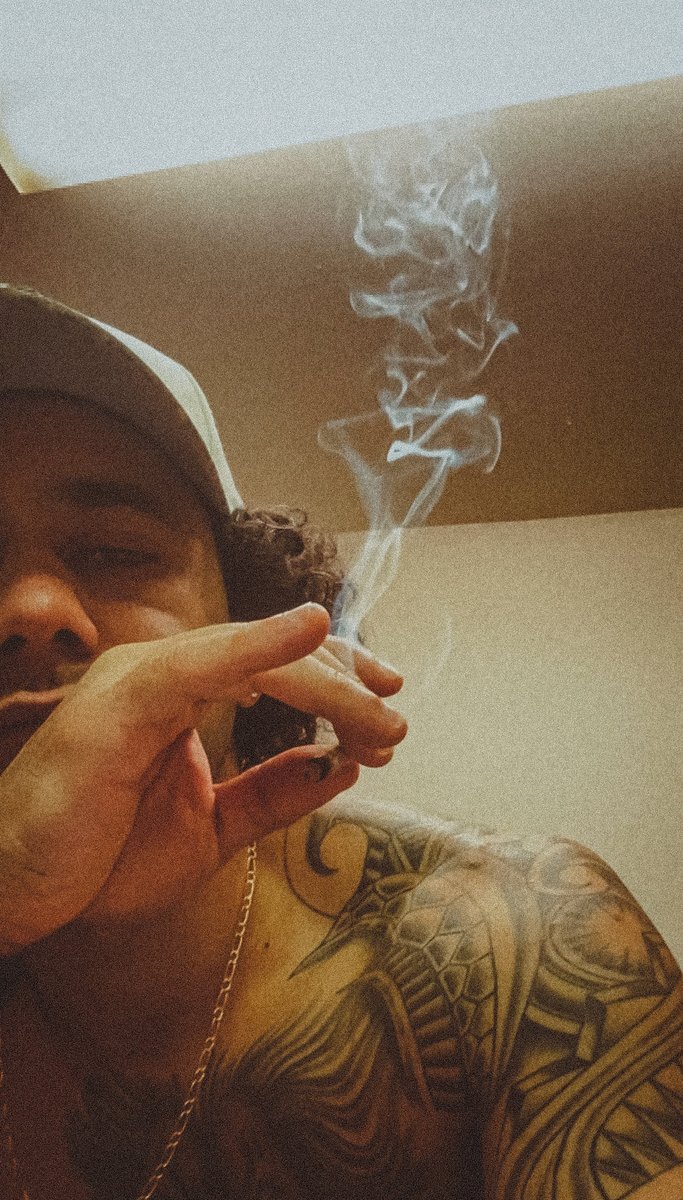 WizardMac89's tweet photo. Someone come smoke with me https://t.co/gOWY5EEDvy