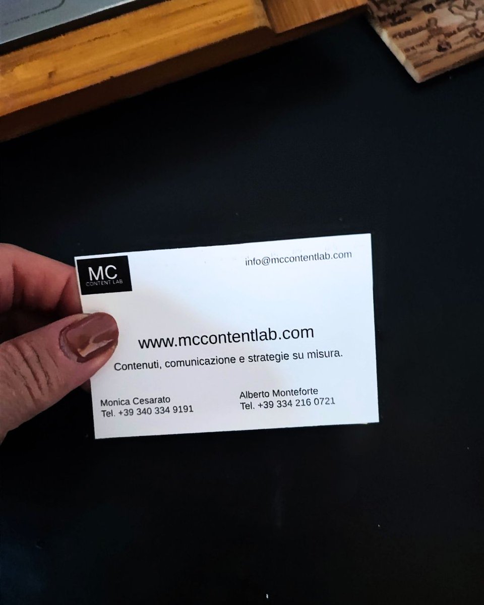 mccontentlab's tweet photo. Sono arrivati. E sì, siamo un po’ emozionati. 🤍
MC Content Lab adesso sta anche in tasca: idee, strategie e tanta creatività racchiuse in un piccolo rettangolo di carta.
Ora non ci resta che seminarli in giro. Con criterio, naturalmente. 😉 https://t.co/CP7Vr1tMbh