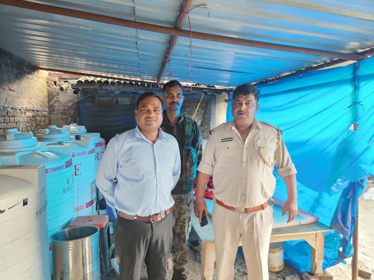 DCChatra's tweet photo. उपायुक्त के निर्देश पर उत्पाद विभाग ने वशिष्ठनगर-जोरी थाना क्षेत्र के औरवा गांव में छापेमारी कर अवैध विदेशी शराब की मिनी फैक्ट्री का उद्भेदन किया। मौके से बड़ी मात्रा में शराब, स्पिरिट, तैयार रंगीन शराब एवं शराब निर्माण में प्रयुक्त सामग्री बरामद की गई। 1/2 @JharkhandCMO https://t.co/r7mjt5R3ap