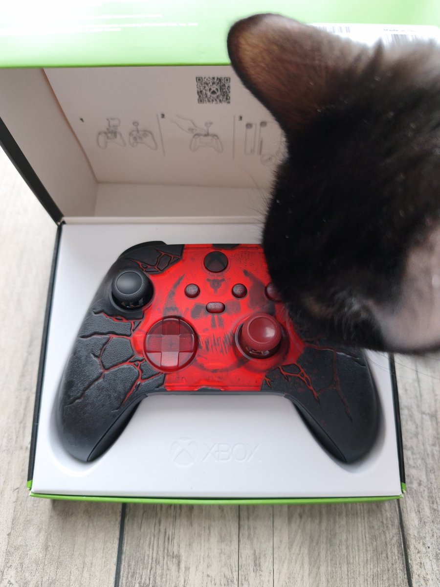 Ze_Redge's tweet photo. 📦 🎮 La manette vient d'arriver et le jour de l'Émergence se rapproche 🔥
RDV demain pour mon test de Gears of War: E-Day chez @JVMag_ch 👀
#ShadowTheChaton #GearsOfWar #EDay #GearsOfWarEDay #Xbox #XboxSeriesX https://t.co/qyZOXfK1We