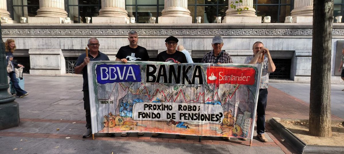 HerritarBatasun's tweet photo. BBVAren aurrean.... BORROKA ZILEGIA DELAKO JOTAKE !!! ✊✊🏴🚩🏴🚩 https://t.co/3QTqJIo2oI