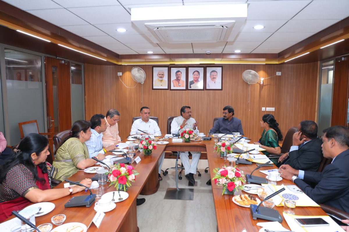 hdmalhotra's tweet photo. आज दिल्ली कार्यालय में भारतीय जनता पार्टी के अंतर्राष्ट्रीय मिलन कार्यक्रम "भाजपा को जानों" के अंतर्गत श्रीलंका की सत्ताधारी पार्टी जनता विमुक्ति पेरमुणा (JVP) के महामंत्री श्री एम. तिलविन सिल्वा जी के नेतृत्व में आए प्रतिनिधिमंडल का स्वागत एवं अभिनंदन किया, एवं दोनों देशों के द्विपक्षीय संबंधों पर चर्चा करी।

माननीय प्रधानमंत्री श्री नरेंद्र मोदी जी के नेतृत्व में भारत-श्रीलंका संबंधों को एक नई ऊंचाई मिली है। पिछले 10 वर्षों में आर्थिक सहायता, ऊर्जा सहयोग, समुद्री सुरक्षा, स्वास्थ्य और डिजिटल कनेक्टिविटी के क्षेत्र में दोनों देशों ने अभूतपूर्व काम किया है।

प्रतिनिधिमंडल में जे.वी.पी. केन्द्रीय समिति सदस्य श्री चंद्रिका अधिकारी जी, श्रीलंका सांसद श्री अबूबकर अथम्बावा जी, जाफना नगर परिषद सदस्य श्री काबिलन सुंदरमूर्ति जी और श्रीलंका संसद नेता की समन्वय सचिव सुश्री बी.आर.के. मधुभाषिणी जी सम्मिलित थे।

इस अवसर पर संगठन महामंत्री श्री पवन राणा जी (@PavanRanaRSS), विदेश विभाग पदाधिकारी श्री विजय चौथाईवाले जी (@vijai63) एवं श्री नकुल भारद्वाज जी (@inakulbjp) , श्री विष्णु मित्तल जी (@visshnumittal), श्रीमती योगिता सिंह जी (@yogitasinghbjp) एवं अन्य वरिष्ठ पदाधिकारी उपस्थित रहे।
.
.
@PMOIndia @narendramodi @BJP4Delhi @BJP4India