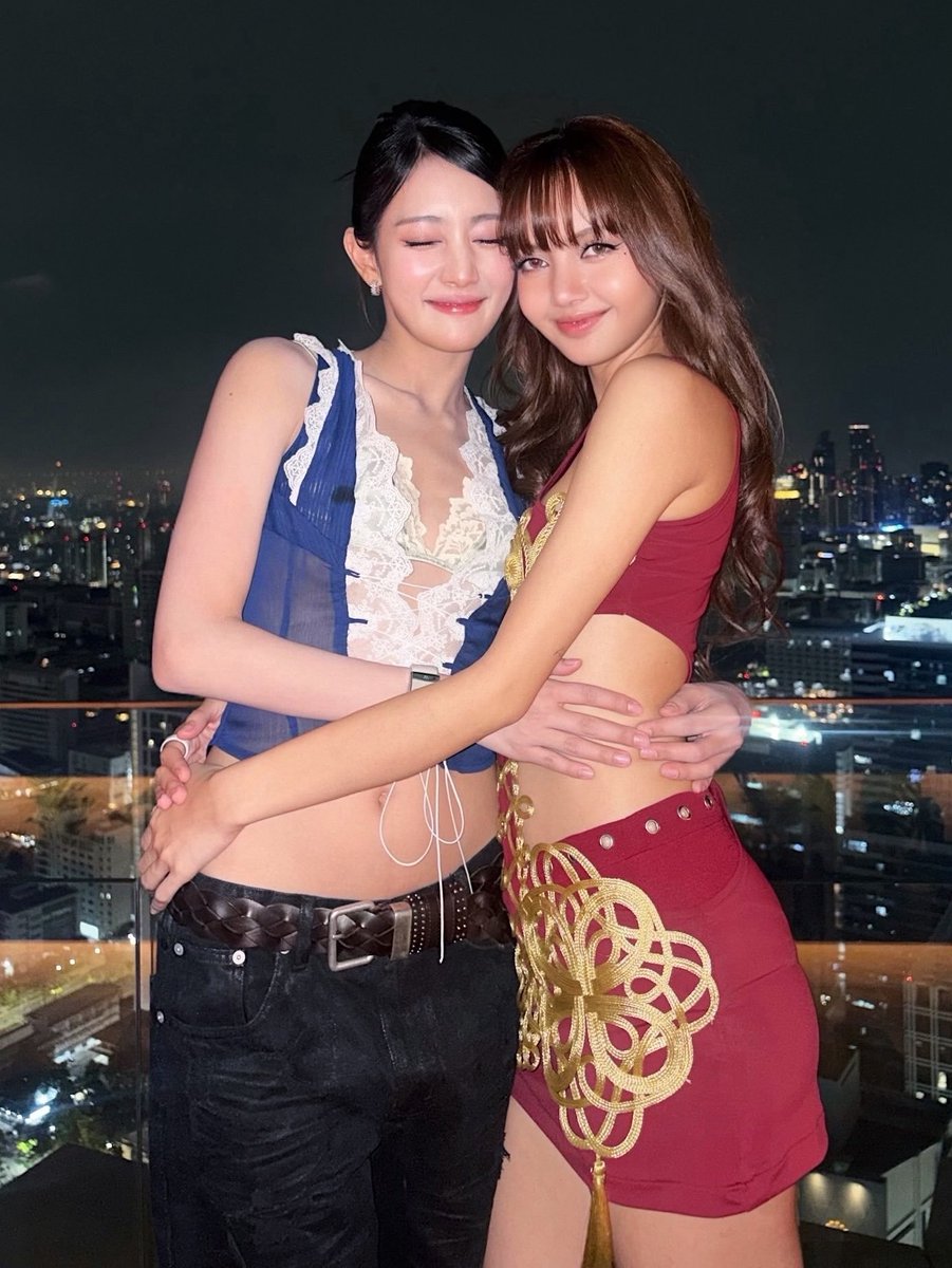 TheePopCore's tweet photo. LISA and i-dle's Minnie stun together in newly shared photos. https://t.co/MbecU7V5qe