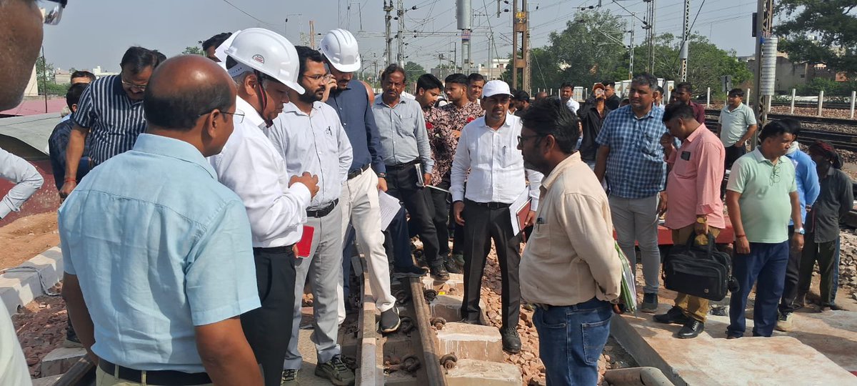 DRM_Agra's tweet photo. 🚆 आज 30 सितंबर 2026 को नई अलवर लाइन एवं नई अप लाइन मथुरा-भूतेश्वर के मध्य रेल संरक्षा आयुक्त (सीआरएस), उत्तर पूर्वी परिक्षेत्र श्री ई. श्रीनिवास द्वारा गहन निरीक्षण एवं गति परीक्षण किया गया।
निरीक्षण में रेलपथ, सिग्नल, पॉइंट, पुल, विद्युत, दूरसंचार एवं अन्य संरक्षा व्यवस्थाओं का बारीकी से परीक्षण किया गया।
इस दौरान मुख्य प्रशासनिक अधिकारी/निर्माण श्री अजीत सिंह यादव एवं मंडल रेल प्रबंधक, आगरा श्री गगन गोयल सहित संबंधित अधिकारी एवं तकनीकी कर्मचारी उपस्थित रहे।
#CRSInspection #Mathura #Bhuteshwar #RailSafety 
@CPRONCR @RailMinIndia