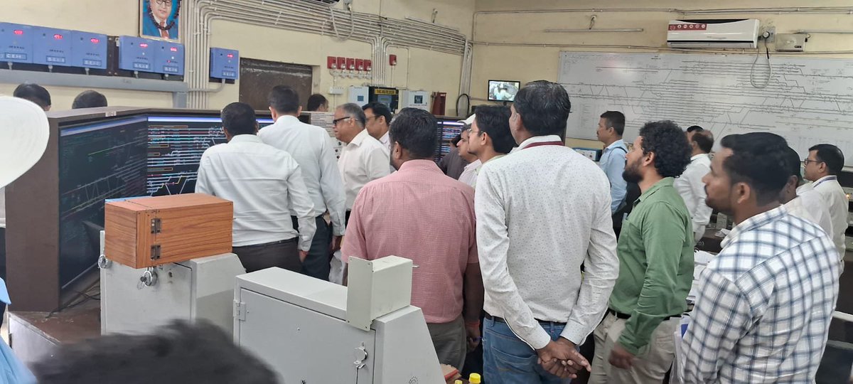 DRM_Agra's tweet photo. 🚆 आज 30 सितंबर 2026 को नई अलवर लाइन एवं नई अप लाइन मथुरा-भूतेश्वर के मध्य रेल संरक्षा आयुक्त (सीआरएस), उत्तर पूर्वी परिक्षेत्र श्री ई. श्रीनिवास द्वारा गहन निरीक्षण एवं गति परीक्षण किया गया।
निरीक्षण में रेलपथ, सिग्नल, पॉइंट, पुल, विद्युत, दूरसंचार एवं अन्य संरक्षा व्यवस्थाओं का बारीकी से परीक्षण किया गया।
इस दौरान मुख्य प्रशासनिक अधिकारी/निर्माण श्री अजीत सिंह यादव एवं मंडल रेल प्रबंधक, आगरा श्री गगन गोयल सहित संबंधित अधिकारी एवं तकनीकी कर्मचारी उपस्थित रहे।
#CRSInspection #Mathura #Bhuteshwar #RailSafety 
@CPRONCR @RailMinIndia