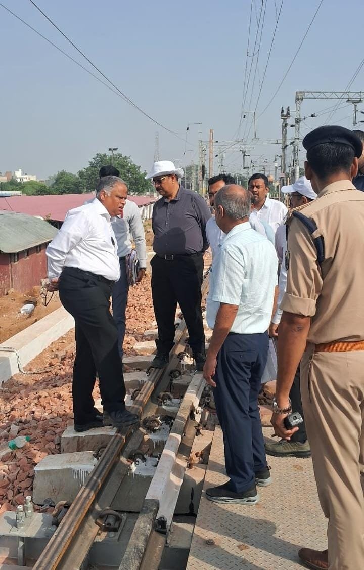 DRM_Agra's tweet photo. 🚆 आज 30 सितंबर 2026 को नई अलवर लाइन एवं नई अप लाइन मथुरा-भूतेश्वर के मध्य रेल संरक्षा आयुक्त (सीआरएस), उत्तर पूर्वी परिक्षेत्र श्री ई. श्रीनिवास द्वारा गहन निरीक्षण एवं गति परीक्षण किया गया।
निरीक्षण में रेलपथ, सिग्नल, पॉइंट, पुल, विद्युत, दूरसंचार एवं अन्य संरक्षा व्यवस्थाओं का बारीकी से परीक्षण किया गया।
इस दौरान मुख्य प्रशासनिक अधिकारी/निर्माण श्री अजीत सिंह यादव एवं मंडल रेल प्रबंधक, आगरा श्री गगन गोयल सहित संबंधित अधिकारी एवं तकनीकी कर्मचारी उपस्थित रहे।
#CRSInspection #Mathura #Bhuteshwar #RailSafety 
@CPRONCR @RailMinIndia