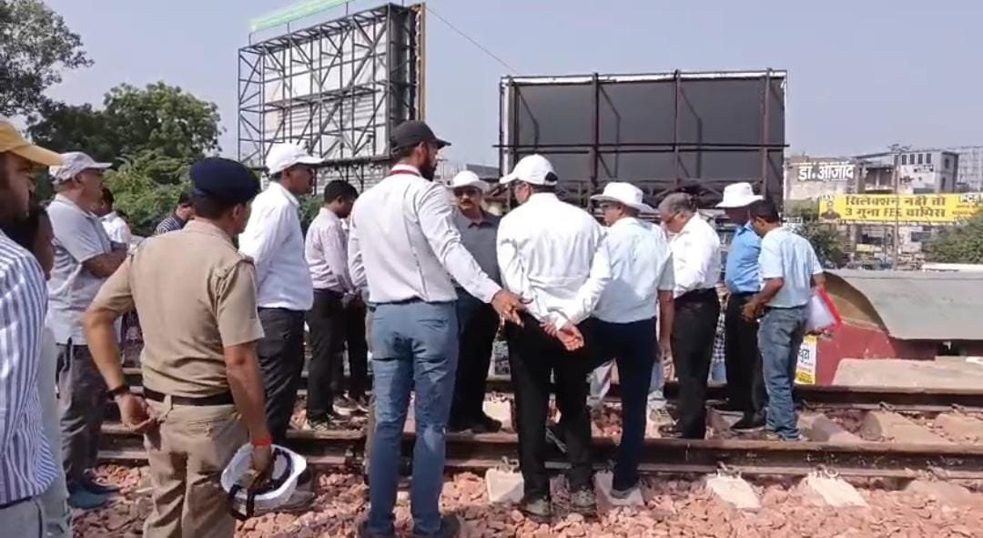 DRM_Agra's tweet photo. 🚆 आज 30 सितंबर 2026 को नई अलवर लाइन एवं नई अप लाइन मथुरा-भूतेश्वर के मध्य रेल संरक्षा आयुक्त (सीआरएस), उत्तर पूर्वी परिक्षेत्र श्री ई. श्रीनिवास द्वारा गहन निरीक्षण एवं गति परीक्षण किया गया।
निरीक्षण में रेलपथ, सिग्नल, पॉइंट, पुल, विद्युत, दूरसंचार एवं अन्य संरक्षा व्यवस्थाओं का बारीकी से परीक्षण किया गया।
इस दौरान मुख्य प्रशासनिक अधिकारी/निर्माण श्री अजीत सिंह यादव एवं मंडल रेल प्रबंधक, आगरा श्री गगन गोयल सहित संबंधित अधिकारी एवं तकनीकी कर्मचारी उपस्थित रहे।
#CRSInspection #Mathura #Bhuteshwar #RailSafety 
@CPRONCR @RailMinIndia