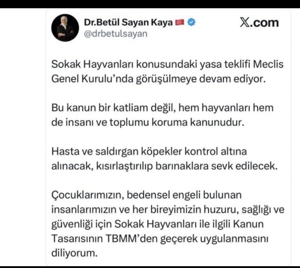 cenkerenonline's tweet photo. Pek öyle olmadı Sayın Bakan.

Meclis’ten geçirdiğiniz yasayla bu hayvanların akıbeti hakkında karar verdiniz; köpekler sokaklardan toplandı. Ancak Türkiye’deki barınak kapasitesi ortada. Bir kısmı barınaklara alındı, geri kalanının nerede olduğunu ise hâlâ bilmiyoruz. Soruyoruz, doğru dürüst bir cevap da alamıyoruz.

Aslında “Sayın Bakan, siz bir sorar mısınız; bu masum hayvanlar şimdi nerede, başlarına ne geldi?” diyeceğim…

Ama anladığım kadarıyla bu aralar gündeminiz biraz yoğun. Vaktiniz olursa, kaderleri hakkında karar verdiğiniz o hayvanların akıbetini de bir soruverin.

Kim bilir şimdi nerelerdeler, ne haldeler…

Gerçi bu hayvanlar konuşamıyor. Dertlerini anlatamıyor, başlarına geleni kimseye söyleyemiyorlar. Ama sanıyorum onların da Allah’a şikâyet etme hakları vardır.

Belki de en iyi O duyuyordur onları.
#SokakHayvanlarıSahipsizDeğil