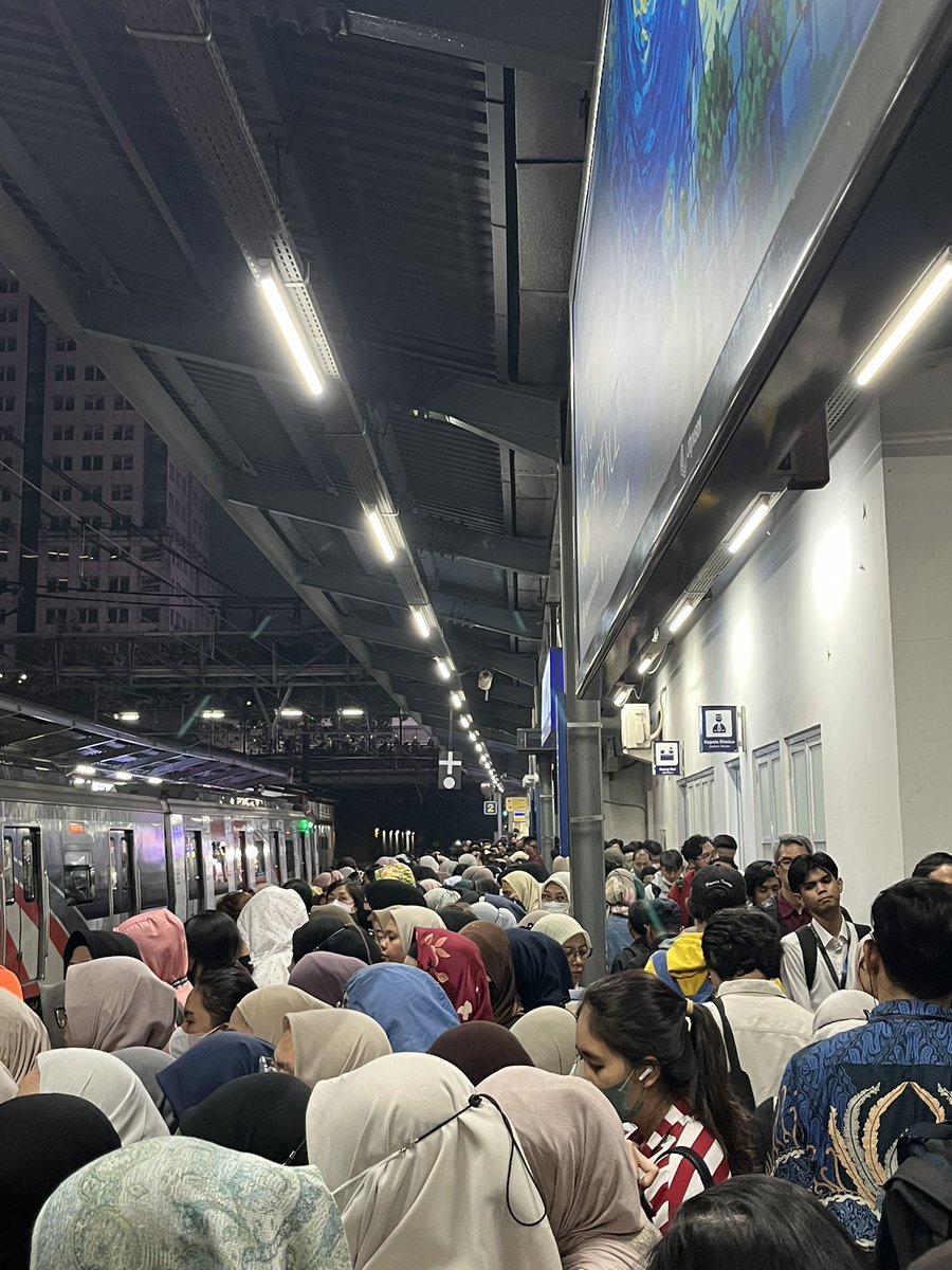 DukuhAtasBSI's tweet photo. Situasi stasiun Cawang jam 6 sore, penumpangnya numpuk bgt, udah 4 kereta yang dateng, masih belum bisa masuk dan beberapa kali denger ada yg teriak2 dan berantem😂 https://t.co/E7SqO1tKjW