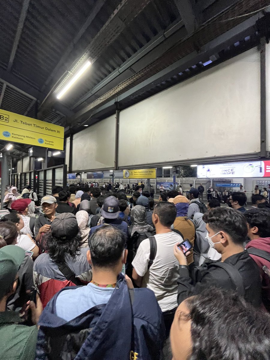 DukuhAtasBSI's tweet photo. Situasi stasiun Cawang jam 6 sore, penumpangnya numpuk bgt, udah 4 kereta yang dateng, masih belum bisa masuk dan beberapa kali denger ada yg teriak2 dan berantem😂 https://t.co/E7SqO1tKjW