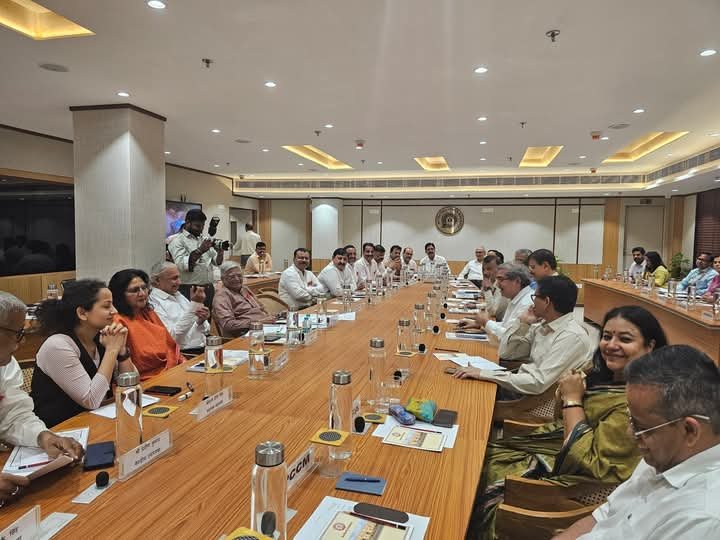 ShivaGopalMish1's tweet photo. रिटायरमेंट के बाद रिकवरी क्यों? ट्रैक मेंटेनर्स कितनी दूरी तक पेट्रोलिंग करें? लोको पायलट आखिर कितने घंटे ड्यूटी करें?

29 सितंबर से शुरू हुई  @RailwayNorthern की दो दिवसीय GM-PNM बैठक में सेवानिवृत्ति के बाद रिकवरी, ट्रैक मेंटेनर्स की अधिकतम पेट्रोलिंग दूरी व सुरक्षा, लोको पायलटों के ड्यूटी आवर्स सहित रेलकर्मियों से जुड़े कई अहम मुद्दे मजबूती से उठाए गए।

आउटसोर्स और ठेका कर्मचारियों के अधिकार व सम्मान का मुद्दा भी प्रमुखता से उठा। इस पर @GM_NRly महाप्रबंधक, उत्तर रेलवे ने आश्वस्त किया कि रेलवे को मानव संसाधन उपलब्ध कराने वाली कंपनियां अपने कर्मचारियों को उचित नियुक्ति पत्र जारी करेंगी।

8 अक्टूबर को दिल्ली में आउटसोर्सिंग और ठेका प्रथा के दुष्प्रभावों के खिलाफ ऑल इंडिया कॉन्फ्रेंस से पहले यह महत्वपूर्ण पहल है।

कई अन्य मुद्दों पर भी सकारात्मक और सार्थक चर्चा हुई। विस्तृत जानकारी जल्द साझा करूंगा।

#AIRF #NRMU #NorthernRailway #RailwayEmployees #Outsourcing