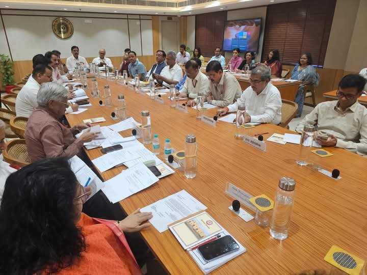 ShivaGopalMish1's tweet photo. रिटायरमेंट के बाद रिकवरी क्यों? ट्रैक मेंटेनर्स कितनी दूरी तक पेट्रोलिंग करें? लोको पायलट आखिर कितने घंटे ड्यूटी करें?

29 सितंबर से शुरू हुई  @RailwayNorthern की दो दिवसीय GM-PNM बैठक में सेवानिवृत्ति के बाद रिकवरी, ट्रैक मेंटेनर्स की अधिकतम पेट्रोलिंग दूरी व सुरक्षा, लोको पायलटों के ड्यूटी आवर्स सहित रेलकर्मियों से जुड़े कई अहम मुद्दे मजबूती से उठाए गए।

आउटसोर्स और ठेका कर्मचारियों के अधिकार व सम्मान का मुद्दा भी प्रमुखता से उठा। इस पर @GM_NRly महाप्रबंधक, उत्तर रेलवे ने आश्वस्त किया कि रेलवे को मानव संसाधन उपलब्ध कराने वाली कंपनियां अपने कर्मचारियों को उचित नियुक्ति पत्र जारी करेंगी।

8 अक्टूबर को दिल्ली में आउटसोर्सिंग और ठेका प्रथा के दुष्प्रभावों के खिलाफ ऑल इंडिया कॉन्फ्रेंस से पहले यह महत्वपूर्ण पहल है।

कई अन्य मुद्दों पर भी सकारात्मक और सार्थक चर्चा हुई। विस्तृत जानकारी जल्द साझा करूंगा।

#AIRF #NRMU #NorthernRailway #RailwayEmployees #Outsourcing