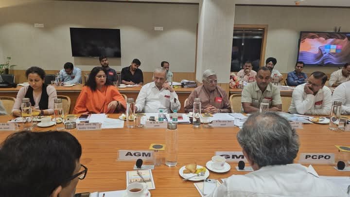 ShivaGopalMish1's tweet photo. रिटायरमेंट के बाद रिकवरी क्यों? ट्रैक मेंटेनर्स कितनी दूरी तक पेट्रोलिंग करें? लोको पायलट आखिर कितने घंटे ड्यूटी करें?

29 सितंबर से शुरू हुई  @RailwayNorthern की दो दिवसीय GM-PNM बैठक में सेवानिवृत्ति के बाद रिकवरी, ट्रैक मेंटेनर्स की अधिकतम पेट्रोलिंग दूरी व सुरक्षा, लोको पायलटों के ड्यूटी आवर्स सहित रेलकर्मियों से जुड़े कई अहम मुद्दे मजबूती से उठाए गए।

आउटसोर्स और ठेका कर्मचारियों के अधिकार व सम्मान का मुद्दा भी प्रमुखता से उठा। इस पर @GM_NRly महाप्रबंधक, उत्तर रेलवे ने आश्वस्त किया कि रेलवे को मानव संसाधन उपलब्ध कराने वाली कंपनियां अपने कर्मचारियों को उचित नियुक्ति पत्र जारी करेंगी।

8 अक्टूबर को दिल्ली में आउटसोर्सिंग और ठेका प्रथा के दुष्प्रभावों के खिलाफ ऑल इंडिया कॉन्फ्रेंस से पहले यह महत्वपूर्ण पहल है।

कई अन्य मुद्दों पर भी सकारात्मक और सार्थक चर्चा हुई। विस्तृत जानकारी जल्द साझा करूंगा।

#AIRF #NRMU #NorthernRailway #RailwayEmployees #Outsourcing