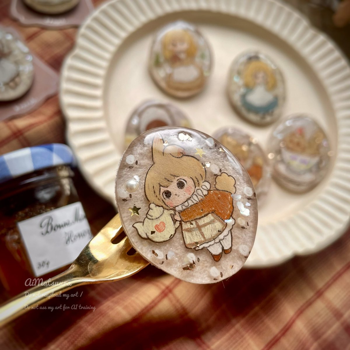 norisuko0225's tweet photo. 🆕♡♤Wonderland brooch♧♢

アリスがテーマのブローチを作りました💌ひとつひとつ手描きのブローチです。
世界でたった一つの、お気に入りの子を見つけてもらえると嬉しいです！
10/14から開催の #英国とアリス で販売いたします✨よろしくお願いいたします⭐️ https://t.co/1JLejhOoHs