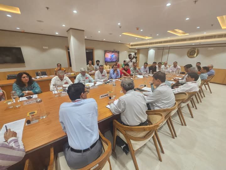 ShivaGopalMish1's tweet photo. रिटायरमेंट के बाद रिकवरी क्यों? ट्रैक मेंटेनर्स कितनी दूरी तक पेट्रोलिंग करें? लोको पायलट आखिर कितने घंटे ड्यूटी करें?

29 सितंबर से शुरू हुई  @RailwayNorthern की दो दिवसीय GM-PNM बैठक में सेवानिवृत्ति के बाद रिकवरी, ट्रैक मेंटेनर्स की अधिकतम पेट्रोलिंग दूरी व सुरक्षा, लोको पायलटों के ड्यूटी आवर्स सहित रेलकर्मियों से जुड़े कई अहम मुद्दे मजबूती से उठाए गए।

आउटसोर्स और ठेका कर्मचारियों के अधिकार व सम्मान का मुद्दा भी प्रमुखता से उठा। इस पर @GM_NRly महाप्रबंधक, उत्तर रेलवे ने आश्वस्त किया कि रेलवे को मानव संसाधन उपलब्ध कराने वाली कंपनियां अपने कर्मचारियों को उचित नियुक्ति पत्र जारी करेंगी।

8 अक्टूबर को दिल्ली में आउटसोर्सिंग और ठेका प्रथा के दुष्प्रभावों के खिलाफ ऑल इंडिया कॉन्फ्रेंस से पहले यह महत्वपूर्ण पहल है।

कई अन्य मुद्दों पर भी सकारात्मक और सार्थक चर्चा हुई। विस्तृत जानकारी जल्द साझा करूंगा।

#AIRF #NRMU #NorthernRailway #RailwayEmployees #Outsourcing