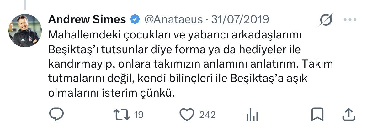 Anataeus's tweet photo. Dün internete düşen videoları büyük bir üzüntü ve öfkeyle izledim. Bir hadsizin, Beşiktaşlı çocuklara sırf tuttukları takım yüzünden çikolata vermeyip farklı takımları tutan arkadaşlarına verdiğini malumunuzdur.

Bu Beşiktaşlı çocukları tanıyan varsa lütfen bana ulaşsın. İlk fırsatta onları Süleyman Seba’nın kabri başına götürüp onun beyefendiliğini ve öğretilerini yad edip, ardından da bir Beşiktaş maçına götürmek istiyorum. Farklı takım tutan arkadaşları da elbette gelebilir; çünkü:

“Komşusu açken tok yatan bizden değildir.” 

“İyi insan olmadan iyi Beşiktaşlı olunmaz.”

Ebeveynleri de kabul ederse çocukların İngilizce eğitimlerini bizzat üstleneceğim. Bir Beşiktaşlı ve bir baba olarak bu haksızlığa sessiz kalmayacağım.