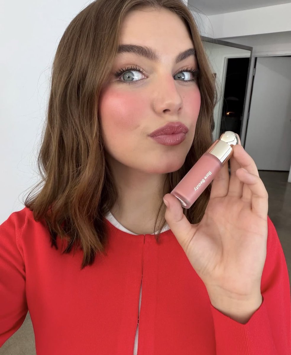 juliasttpd's tweet photo. me deram vermelho ❤️ 

responda e eu te dou uma cor para associar com seus favs!! https://t.co/Oy4oWUnBJE