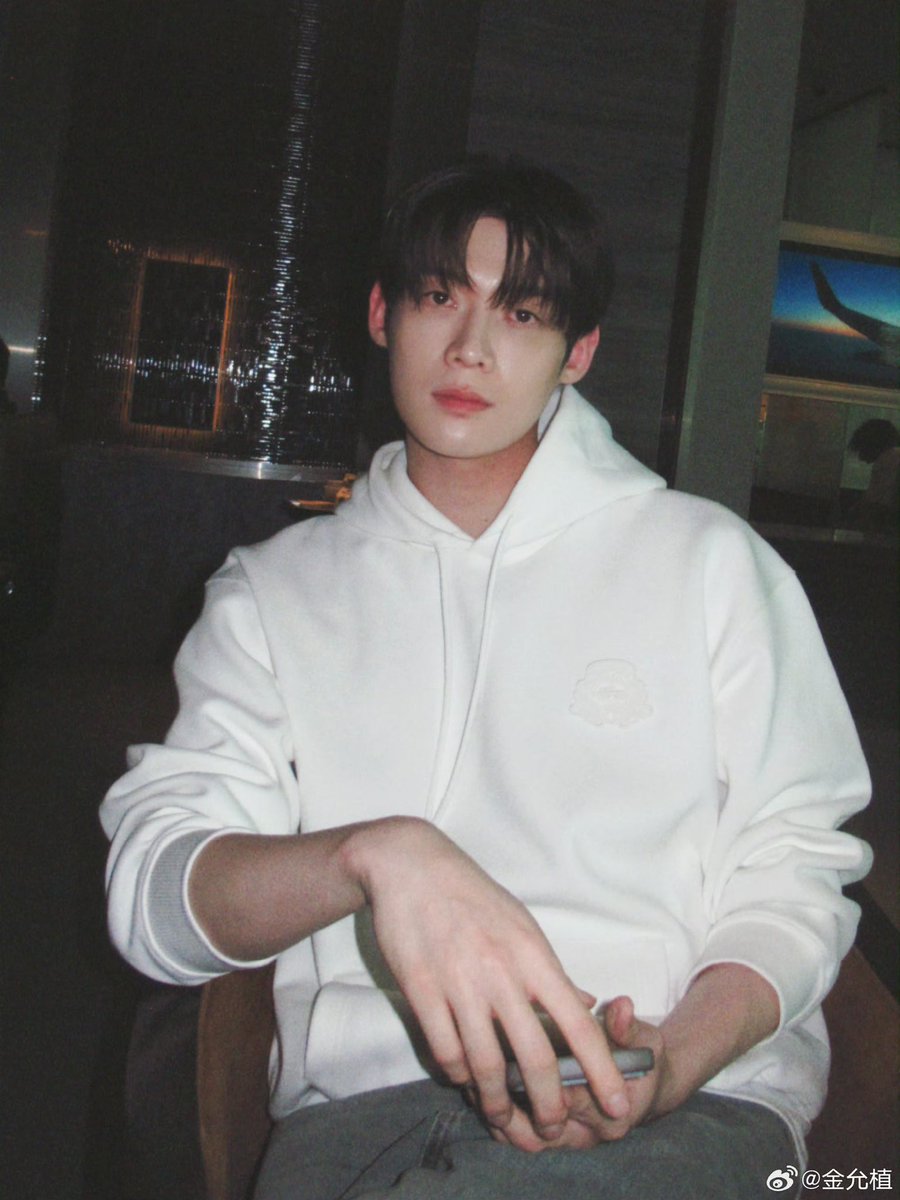 Mikielenaeexs's tweet photo. Lacoste chose the perfect muse! Yoonsik looks stunning in this hoodie 🐊✨
@Lacoste 

KIM YOON SIK PARIS FASHION WEEK
#KIMYOONSIKPFWSS27
#YOONSIKINPARIS https://t.co/EH7oG3u1yX