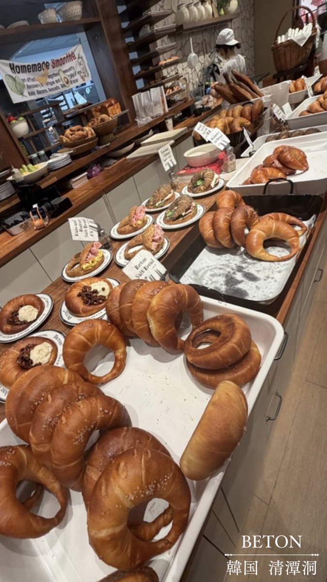 tabibitofko's tweet photo. 韓国で人気の塩パンのお店 
BETON（ベトン）🥐

聖水でも人気のお店だけど、
【HOUSE OF SHINSEGAE 清潭】
の地下1階にも入ってる。

定番の塩パンだけじゃなく、
トリュフやチョコ系など種類もたくさん🤎

ココは比較的ゆっくり選べて、穴場🕳️
パン好きには、かなり危険な空間⚠️

HOUSE OF SHINSEGAEに行ったら、
ぜひ覗いてみてほしいパン屋さん🥐

📍 ベトン清潭
ソウル特別市 江南区 清潭洞 4-1
https://t.co/8Kn4EX81E0
서울 강남구 도산대로 442

#韓国旅行 #ソウル旅行 #韓国パン #ソウルグルメ  #BETON #ベトン