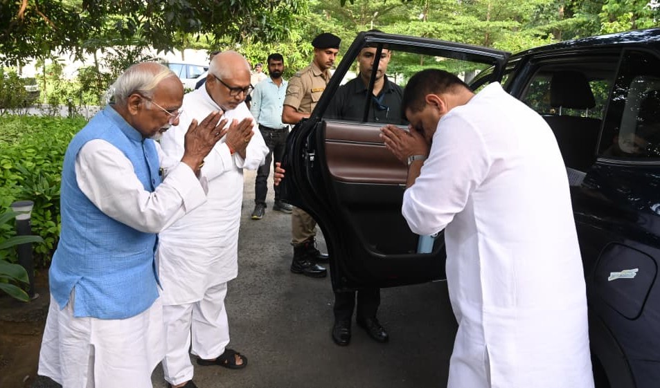 SanjayJhaBihar's tweet photo. पटना आवास पर आज जदयू के वरिष्ठ नेता, बिहार विधान परिषद् के माननीय कार्यकारी सभापति प्रो. (डॉ.) रामवचन राय जी का आगमन हुआ। उनके साथ शिष्टाचार मुलाकात में राज्यहित एवं जनहित से जुड़े कई महत्वपूर्ण मुद्दों पर सार्थक चर्चा हुई।

इस दौरान माननीय विधान पार्षद सह बिहार विधान परिषद् में सत्तारूढ़ दल के मुख्य सचेतक संजय कुमार सिंह उर्फ गांधीजी भी मौजूद थे।

@NitishKumar @Jduonline