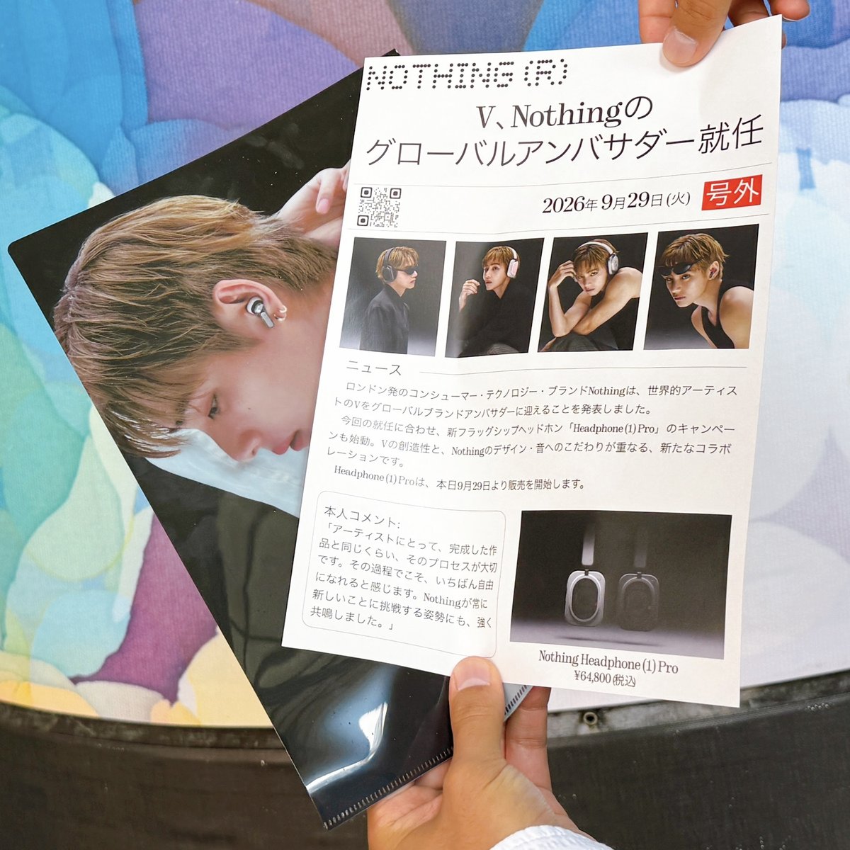 sogohodopopeye's tweet photo. BTSの #V さんが #Nothing のグローバルブランドアンバサダーに就任✨
9/30渋谷のマークシティ入口エスカレーター付近でVさんの特別ビジュアルを掲載した号外＆クリアファイルが配布され、多くのファンが集まりました📰
ほか号外は渋谷・原宿・新宿の東京4カ所で配布🙌
記事：https://t.co/2mUe4YPwND https://t.co/1AJrs3KcQ9