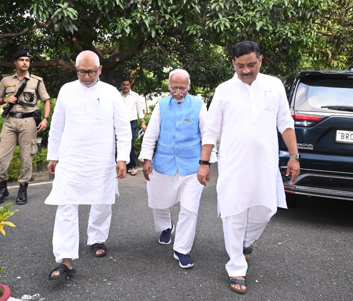 SanjayJhaBihar's tweet photo. पटना आवास पर आज जदयू के वरिष्ठ नेता, बिहार विधान परिषद् के माननीय कार्यकारी सभापति प्रो. (डॉ.) रामवचन राय जी का आगमन हुआ। उनके साथ शिष्टाचार मुलाकात में राज्यहित एवं जनहित से जुड़े कई महत्वपूर्ण मुद्दों पर सार्थक चर्चा हुई।

इस दौरान माननीय विधान पार्षद सह बिहार विधान परिषद् में सत्तारूढ़ दल के मुख्य सचेतक संजय कुमार सिंह उर्फ गांधीजी भी मौजूद थे।

@NitishKumar @Jduonline