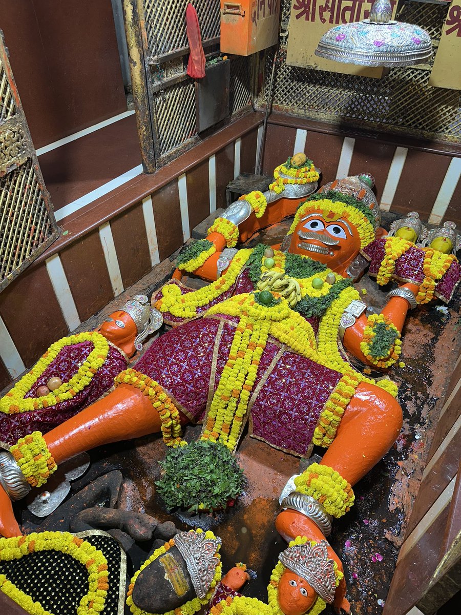 ankitpujariji's tweet photo. आज दिनाँक 30/09/2026 दिन #बुधवार को श्री बड़े हनुमान जी महाराज के सायंकालीन श्रृंगार आरती दर्शन। 
Shri Bade Hanuman Ji Mandir 🛕 
@ankitpujariji 
#जयश्रीराम 🙏🏻

#श्री_बड़े_हनुमान_जी #ShriBadeHanumanJi  #लेटे_हनुमान_जी https://t.co/nQV5vzvAf3