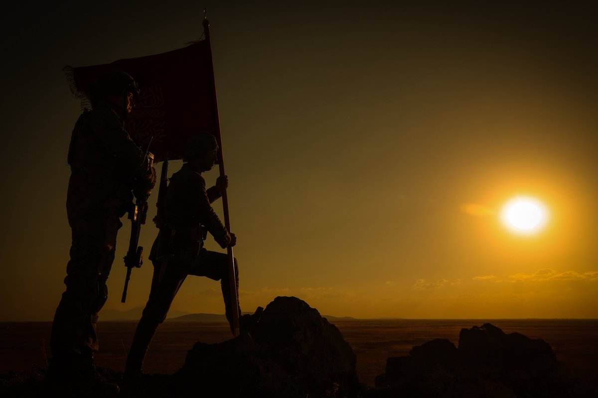 tcsavunma's tweet photo. 🇹🇷 Sancağın altında dimdik, vatanın hizmetinde daima hazır!

#MillîSavunmaBakanlığı 
#GününFotoğrafı 📸 https://t.co/BxfYOT8gIe