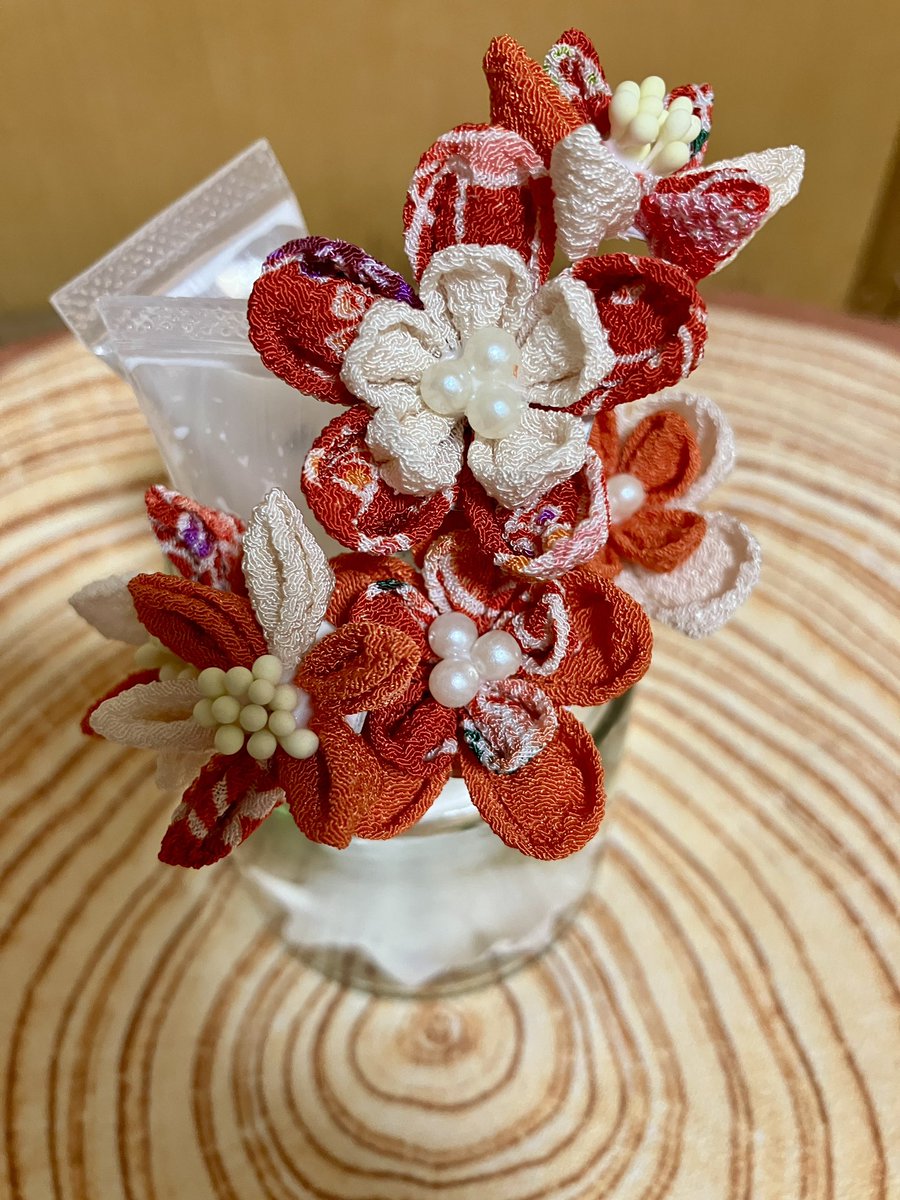 Roba_Penguin's tweet photo. 6花咲かせました〜🌸🌸
あとは藤下がりなるものを作って、まとめる作業をするらしい♪
#フェリシモ #クチュリエ #つまみ細工 https://t.co/n975UdE4r0