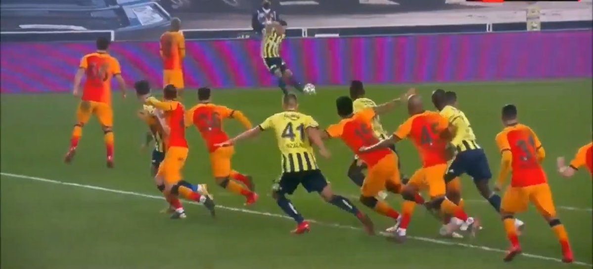 NuriBey_19077's tweet photo. Rıdvan Dilmen’in bahsettiği maç 20-21 sezonundaki 1-0 kaybettiğimiz gs maçına ait.

Bu maçı alsaydık şampiyonduk. En öndeki Ozan’a ofsayt çaldı. Pozisyonun ofsayt olmadığı kesindi. Fakat top ayaktan çıktıktan baya sonra çizgiyi çektiler. https://t.co/iLzVJCV1dJ