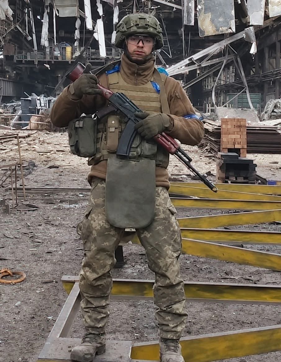 volodarskijo's tweet photo. Він вибрав залишитися на Азовсталі, коли всі виходили в полон. Потім сім днів сидів під землею в темряві - і вийшов. 

Двісті кілометрів пішки через окуповану територію. Один. Живий.

Його позивний - "Схід". Він народився в Луганську, виходив на проукраїнські мітинги, бився з проросійськими силами, а в чотирнадцятому році йому сказали: "Тобою цікавляться, краще залиш місто". 

Він залишив місто. І пішов в Азов.

Коли він сідав у вертоліт на Маріуполь, у нього навіть не було військової форми. Дефіцит спорядження був жахливий.

А коли вертоліт заходив на Азовсталь з моря, всі кричали й раділи. Вони долетіли. Їх не збили. Вони ще живі.

"Схід" розумів, що скоріше за все загине в боях за Маріуполь. Але був щасливий, що це буде разом з його братами.

Він міг загинути вже першого дня. Їхню групу кинули в будинок, який уже був зайнятий ворогом. Їхній командир загинув, група залишилася без рації, без карти.

Вдень вони ховалися в руїнах, вночі йшли. Ніхто не знав, що вони живі. Ніхто не прийде на допомогу.

Вночі було найстрашніше, коли вони зупинялися і слухали тишу. Сто метрів пройшли - сіли на коліна, слухають. Ще сто - знову. Так рухалися кілометр за кілометром.

Вони вийшли до консервного заводу, сподіваючись знайти своїх. Але позиції вже були покинуті. 

І тут почули, як на територію заходить ворожа бронетехніка. Позаду - річка й море. Нікуди йти.

Був кінець березня, вода крижана. Вони знайшли маленький надувний рятувальний пліт і на веслах перепливли річку.

Коли вони нарешті дісталися заводу, то підняли руки й здалися першому ж посту прикордонників - щоб свої не постріляли. Їх відвели в штаб.

А потім прийшов наказ виходити в полон.

"Схід" вирішив виконати цей наказ по-своєму. Він підійшов до командира взводу й попросив не вносити його до списків. Його подали як безвісти зниклого.

Він залишився на Азовсталі сам.

Разом з другом вони підготували схованку - знайшли каналізаційний люк, розібрали вхід і виявили тунелеподібне підземелля. 

Принесли матраци, ковдри, воду, консерви, цукор. Планували вдвох. Але друг в останній момент вирішив вийти в полон. "Схід" залишився один.

Він пробув там сім днів.

Будучи в повній темряві, він думав про різні сценарії виходу, будував собі легенду на випадок полону.

Намагався більше спати - бо чим більше спиш, тим швидше минає час.

А на сьомий день він зрозумів, що якщо не вийде зараз - може померти від голоду й виснаження.

Він перевдягнувся в цивільне, розібрав зброю, викинув її частинами в різних місцях. Вийшов уночі. 

Він слухав тишу, зупинявся, чекав. З темряви до світанку - і вийшов у місто.

Сім днів він не бачив сонця.

Коли зійшло - відчув, що переміг. Зелені дерева, свіже повітря, пташки. Він думав, що все найстрашніше позаду. Він помилявся.

Далі були двісті кілометрів пішки по окупованій території. Стёрті в кров ноги. Голод. Спрага. Постійний страх. Але він дійшов. Він здобув собі свободу.

Сьогодні "Схід" залишається чинним військовослужбовцем. Він у складі Третьої штурмової бригади, у Роті Крил, в екіпажі з назвою "Нахтіґаль". 

Він виконує завдання з повітряної розвідки - виявляє, коригує та знищує ворожі цілі.

Він пройшов через те, що не проходить і один відсоток людей на цій планеті. І не відпочиває. Він знову взяв зброю до рук.