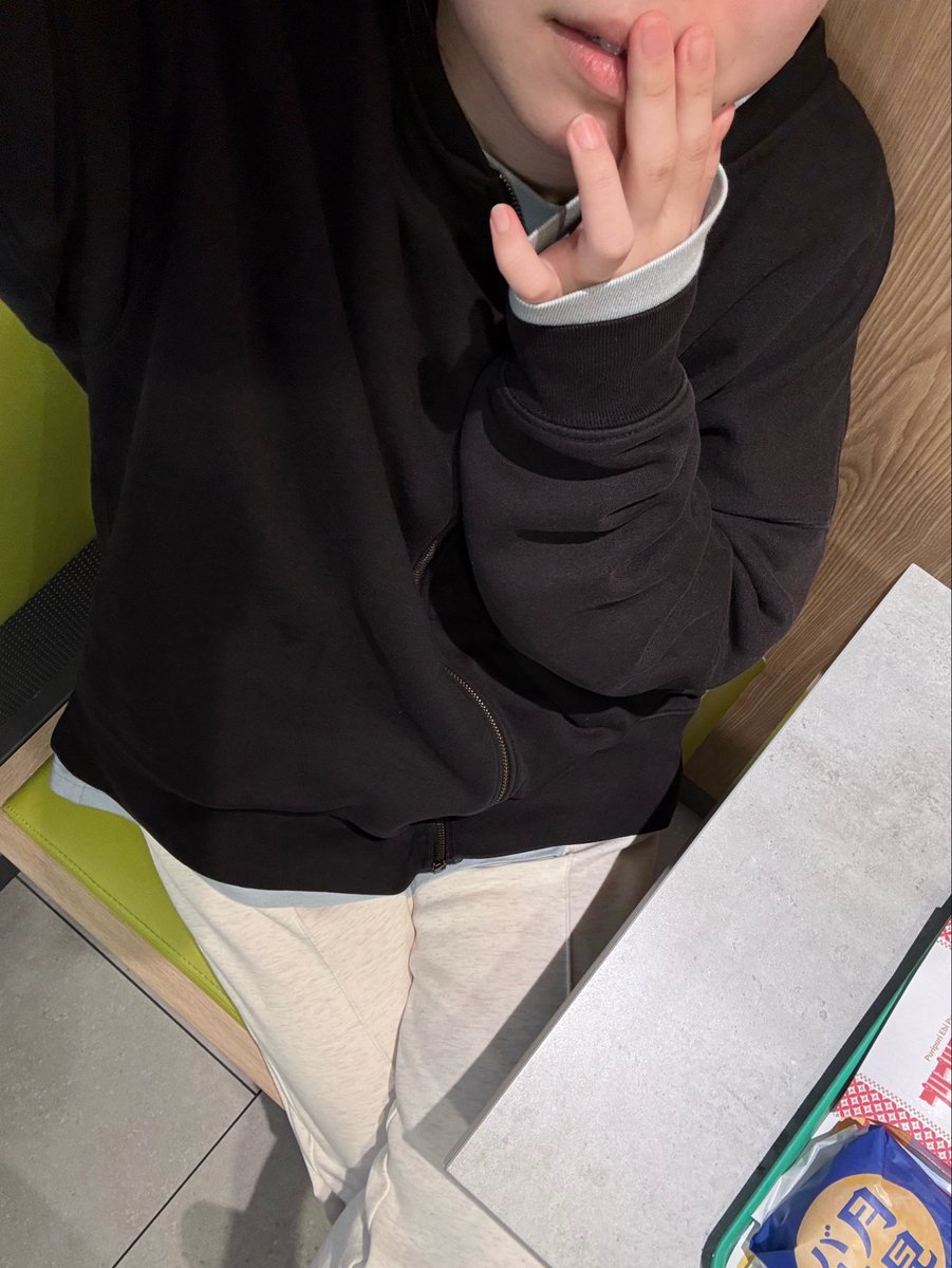 2urik's tweet photo. 人中に傘を持つ連れの手が当たって❗️殴られた〜って喫煙者ポーズしてあそんでる😄マックです https://t.co/QWo2bjKLf2